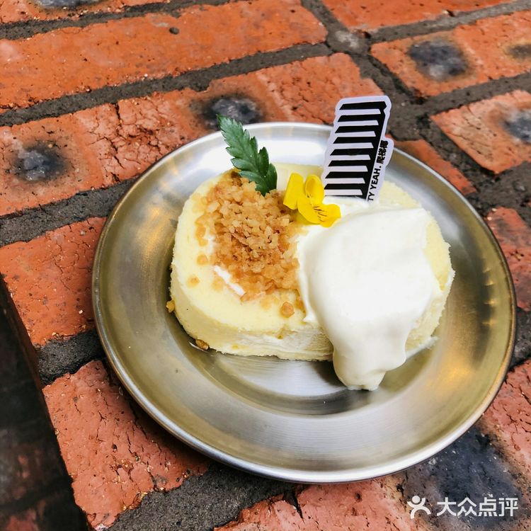 爬梯椰是一家很山城的甜品店