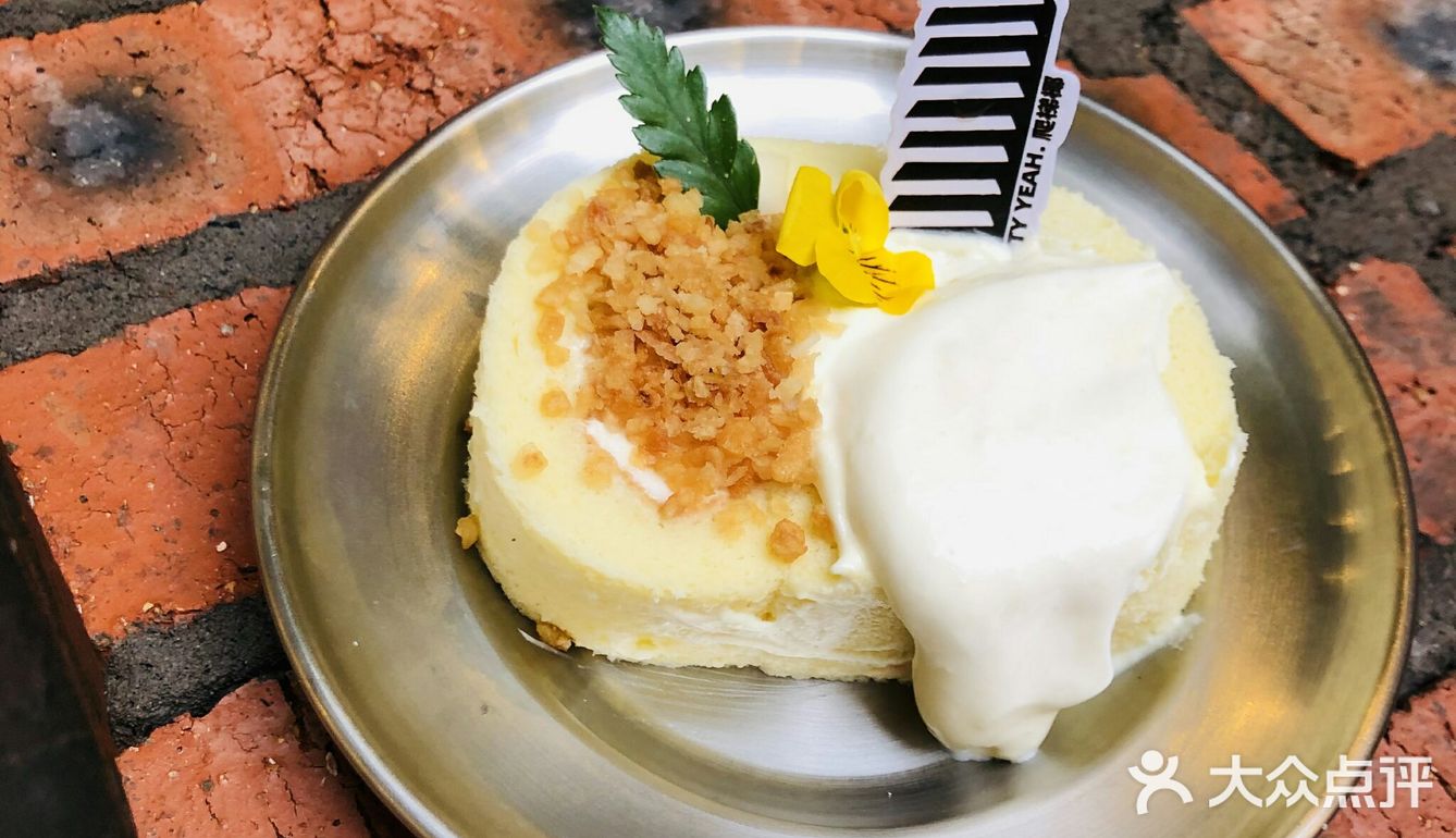 爬梯椰是一家很山城的甜品店