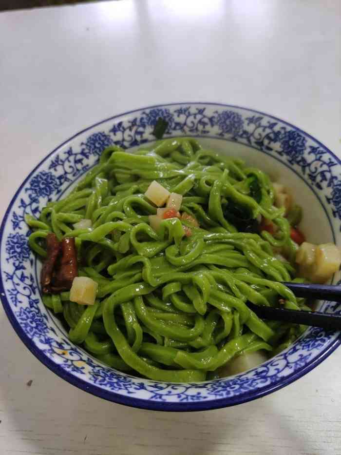 泾阳手擀菠菜面-"是家老店了,店里地方很小,但生意很好,饭.