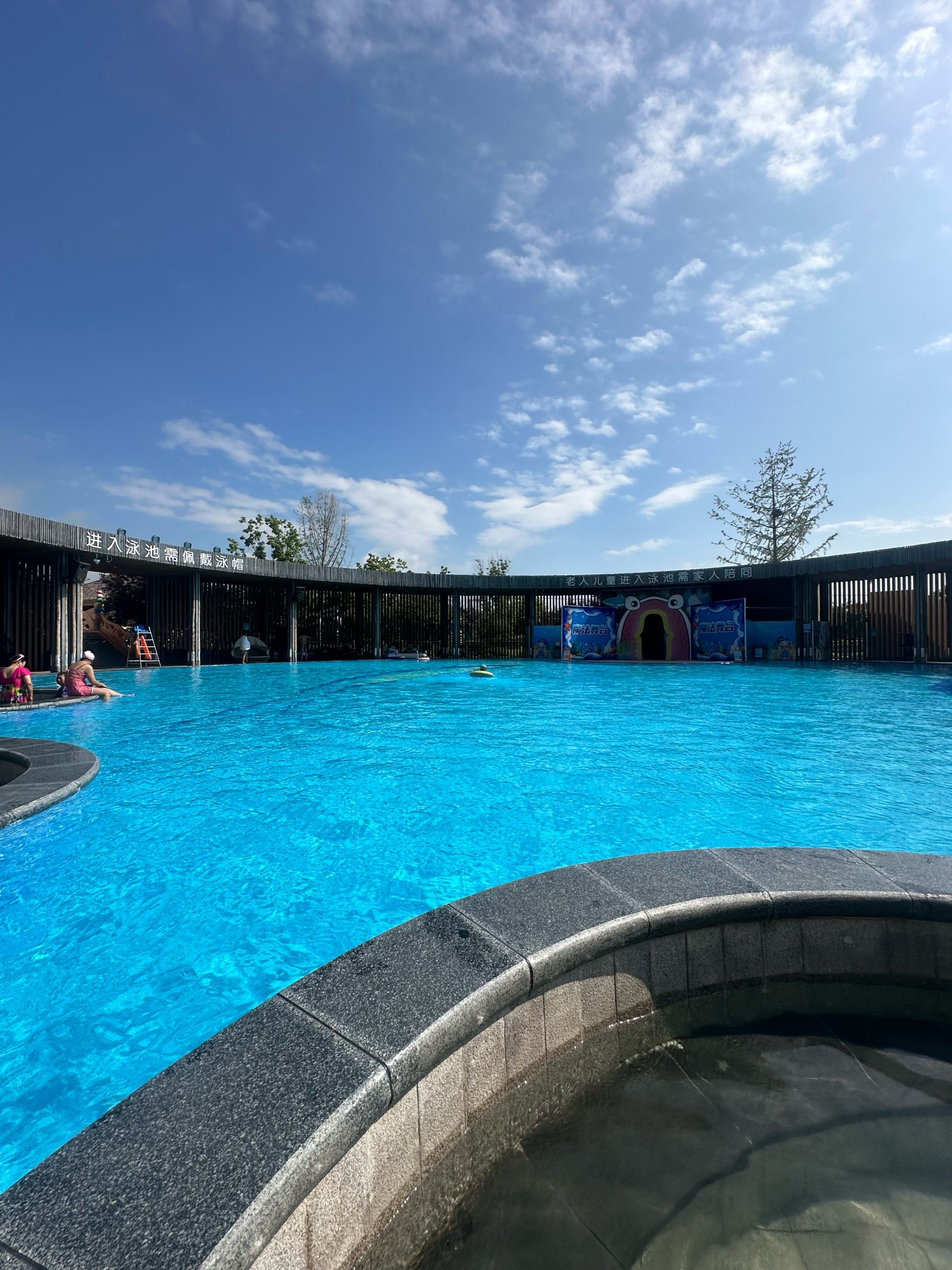 很干净,人不多,离海边近,体验感不错