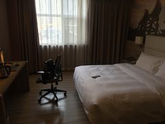 -西安大雁塔科技大学地铁站亚朵酒店