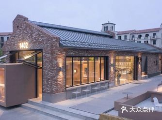 进入开放式就餐区，空间色彩由浓郁的红过渡到素雅的米灰