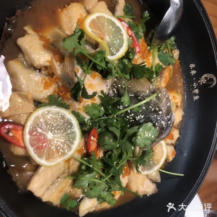 让我心水的是她天台花砖太美了，双子塔尽在其中