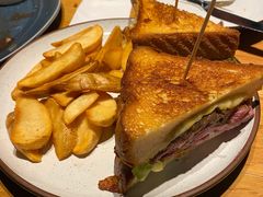 烤牛肉三明治配沙拉-The Diner X餐厅(青岛万象城店)