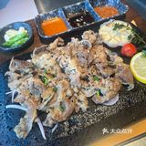 大家都是手机先吃,就是江汉路店装修有点拉垮