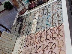 -宏宇眼镜蔡司依视路折扣店(兆佳眼镜城店)