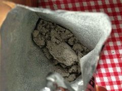 打开颜色和气味有异常，超市某女主管称货品被打开了超市就不管了-家乐福会员店(南翔店)