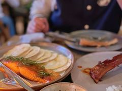 烟熏三文鱼配烤饺子皮和芥末籽酱-BOR Eatery(安福路店)