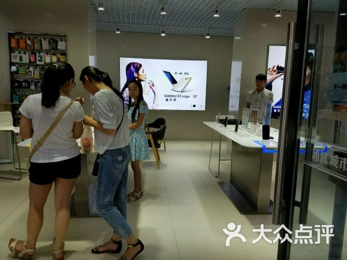 華為,oppo手機體驗店上傳的圖片