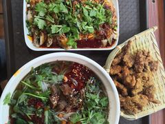 阿婆酥肉-爆炸头阿姨小四川正宗川味小吃(无任何分店)
