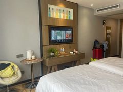 -潮漫酒店(北京通州环球度假区临河里地铁站店)