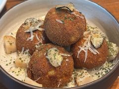 -Chom Cafe and Restaurant