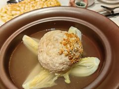 蟹粉狮子头-屋里厢上海菜馆