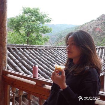 我们最终入住的应该是标间，两个床，梳妆台