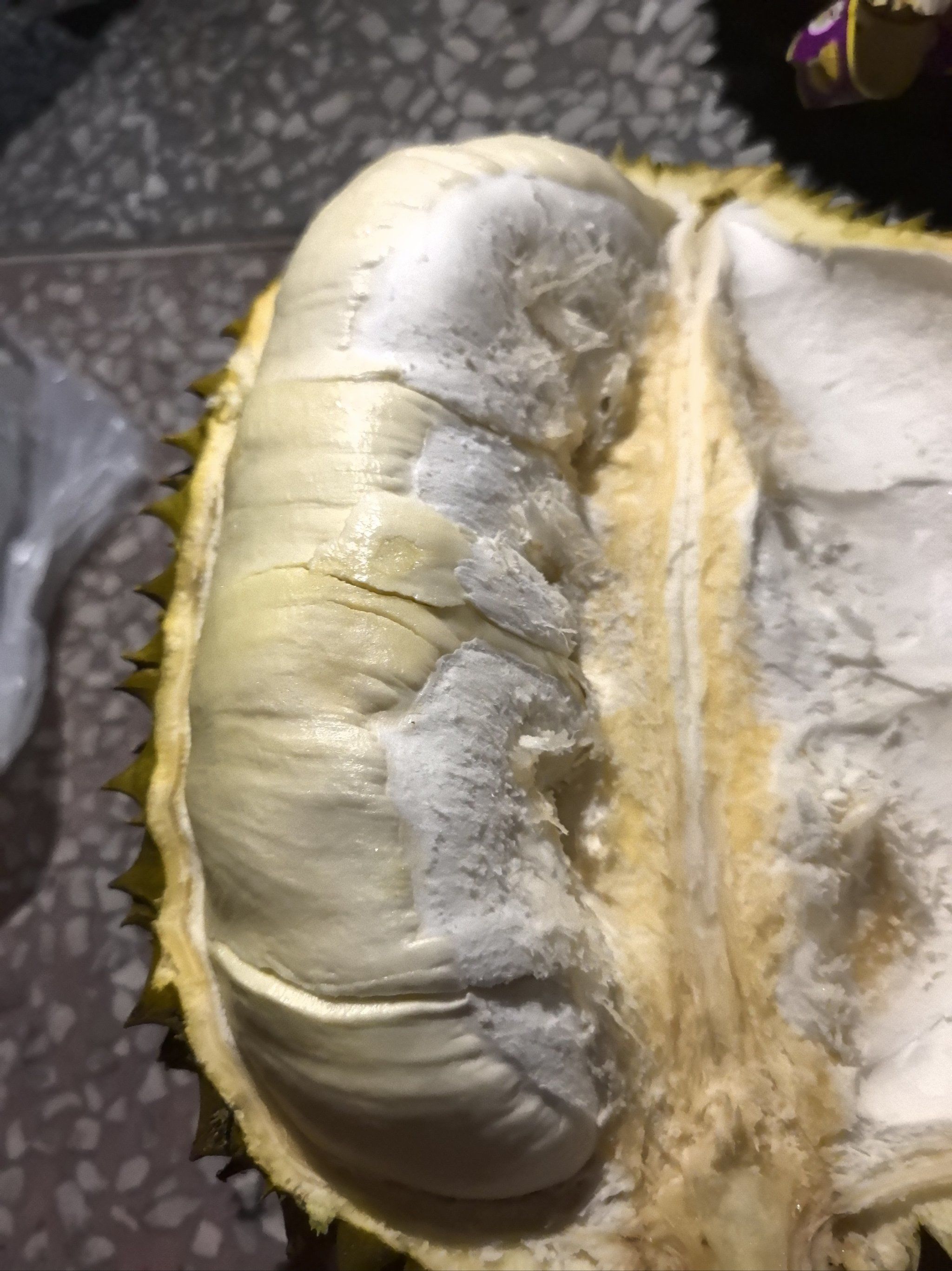 买了老板说店里最好的榴莲,打开没熟像个死