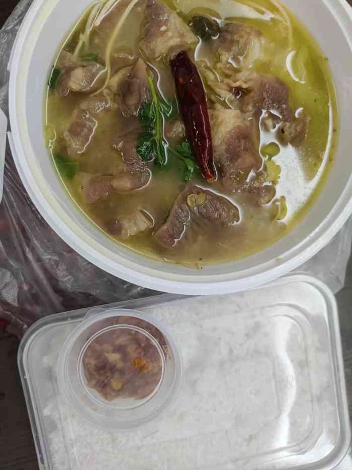 打分 外卖点了个金汤肥牛饭.份量挺足的,下面挺多菜的,味道也不错.