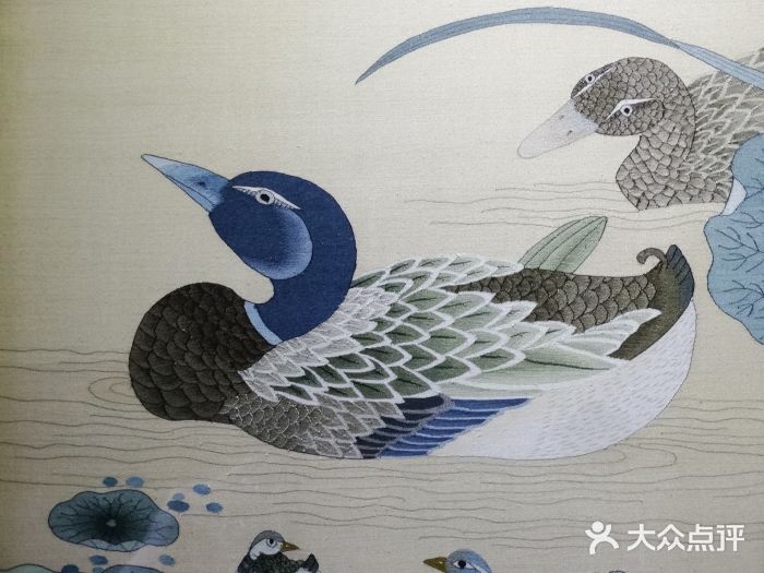 缂丝《莲塘乳鸭图》(局部)