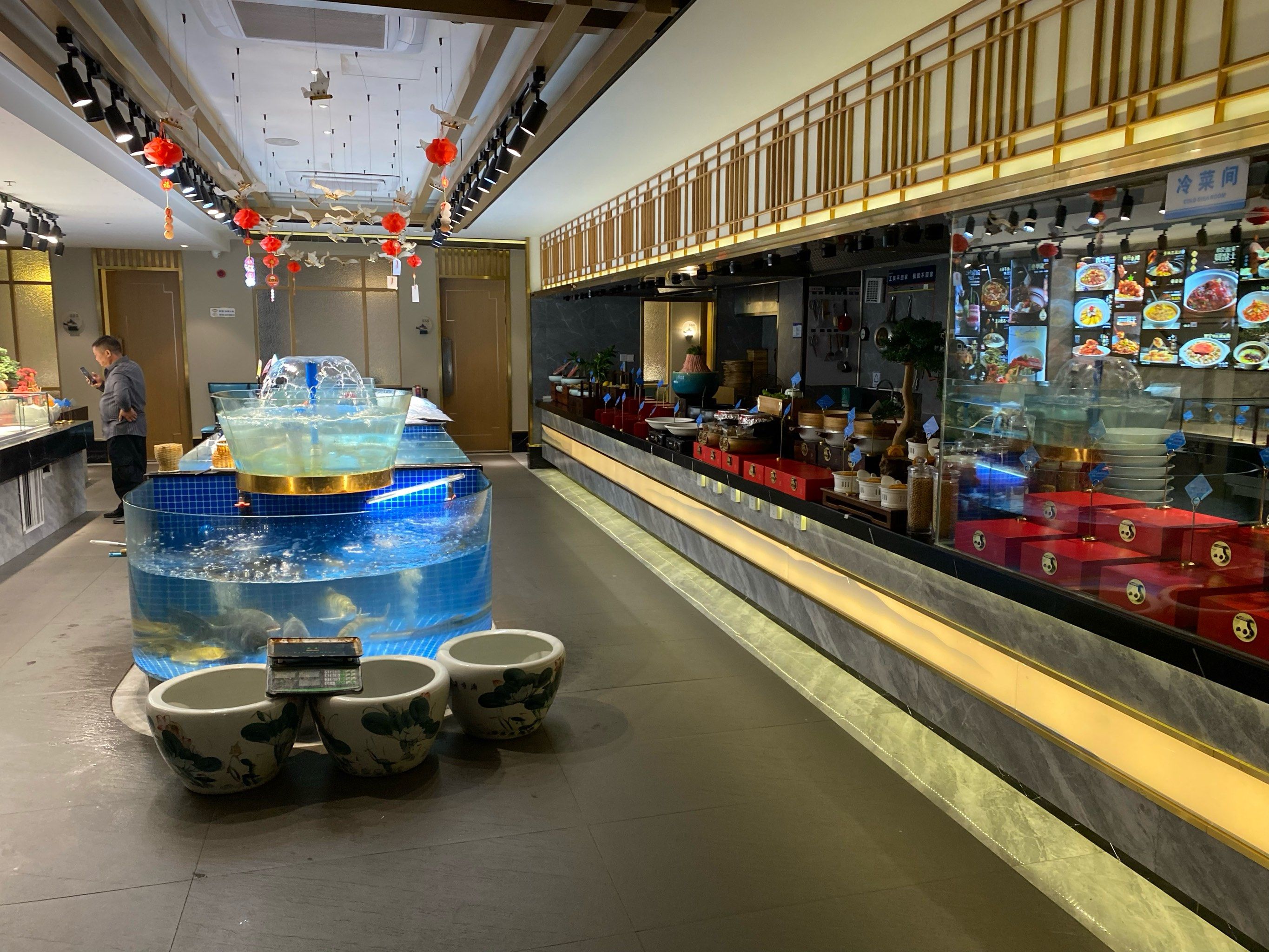 店大人稀,菜比较清淡,食材新鲜,服务态度很好