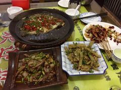 -阿瓦山寨·湘菜现炒·剁椒鱼头王(咸阳总店)