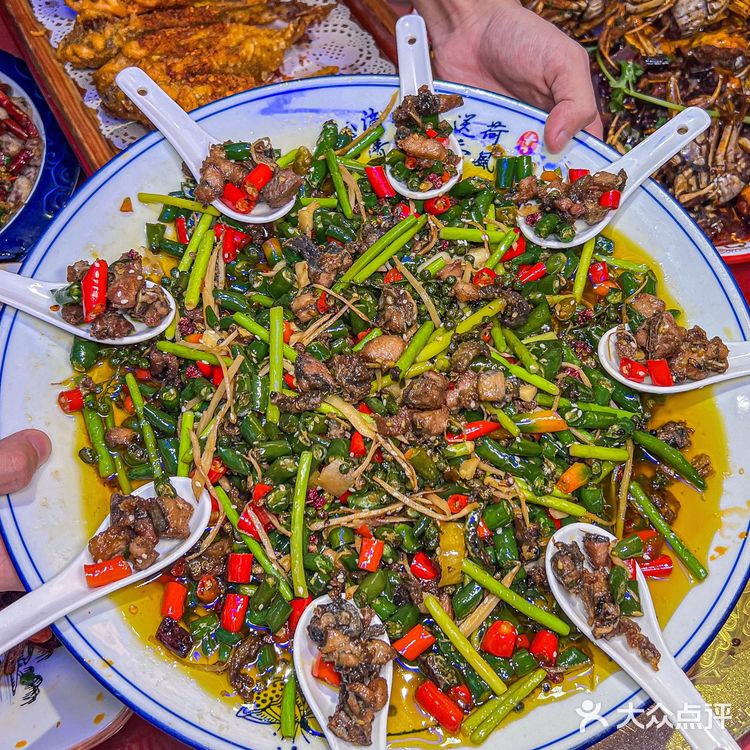 笑傲江湖菜不是网红但很火爆！！！