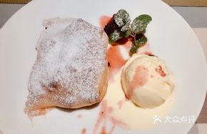Apple Pie with Vanilla Ice Cream