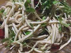 香椿苗拌豆腐丝-谢蟹浓·肉蟹煲(新奥店)