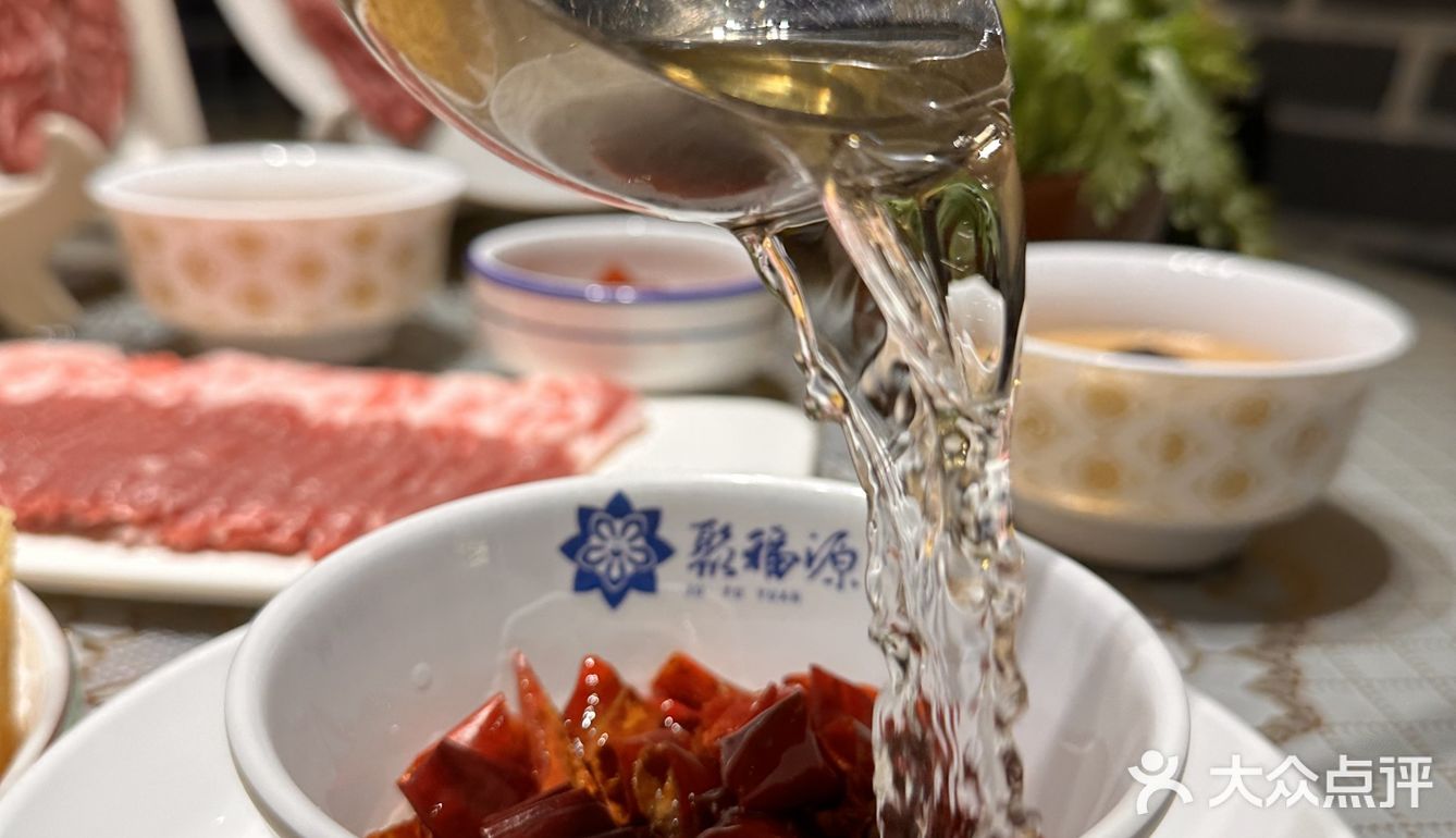 汤是清水涮！就代表羊肉是最好的！要是来点老北京糊饼