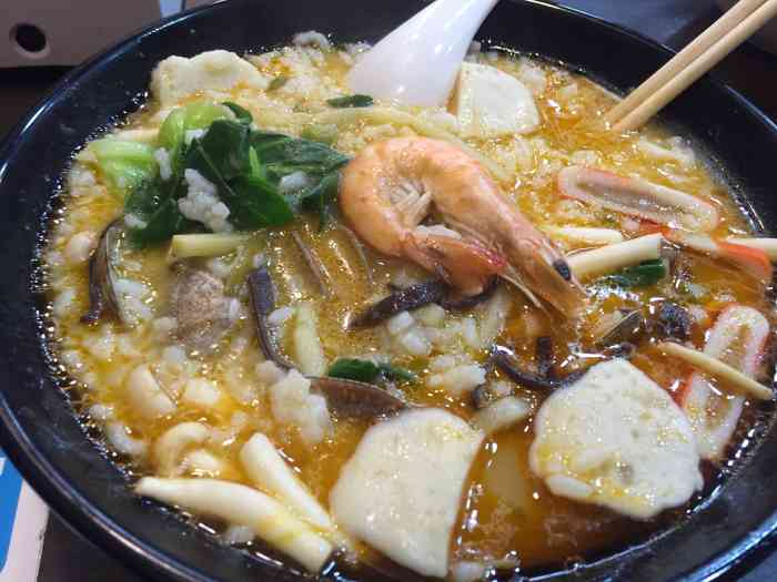 霄张花甲-"位置就在西苑门口的小吃街上,店里布置得很.