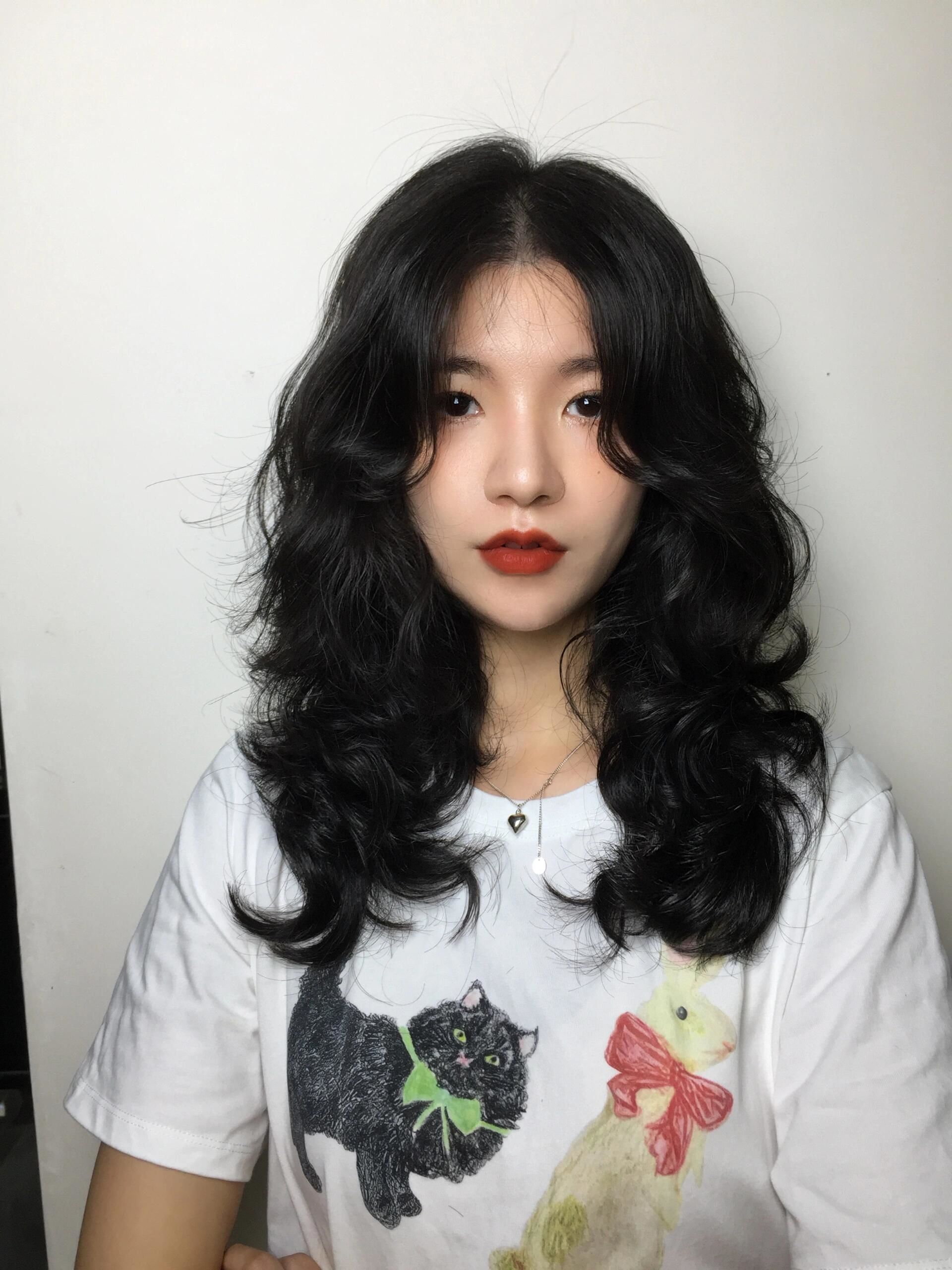 宝子们快来看看黑发烫复古大波浪显老气吗?