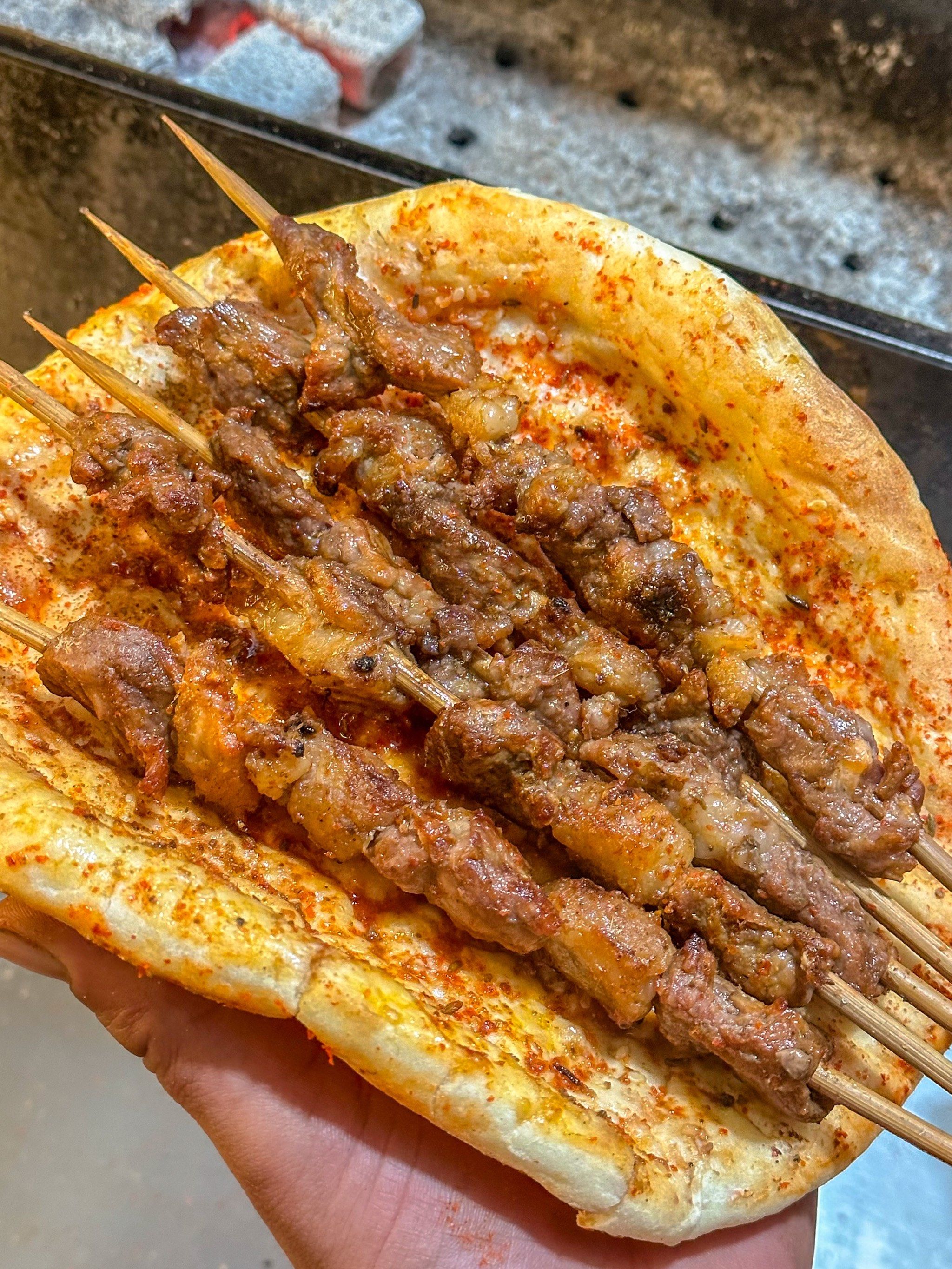 n	
🍢他家的羊肉串很嫩 现烘烤的馕外面有点点酥里面又很松软