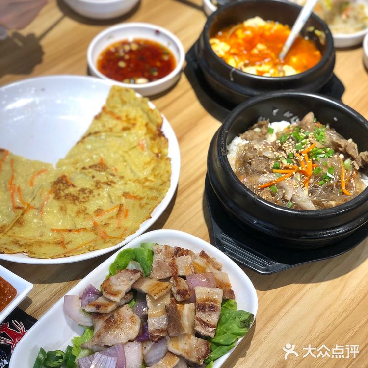 烤好的五花肉沾点酱汁，一定要配大蒜片了，完全吃不腻