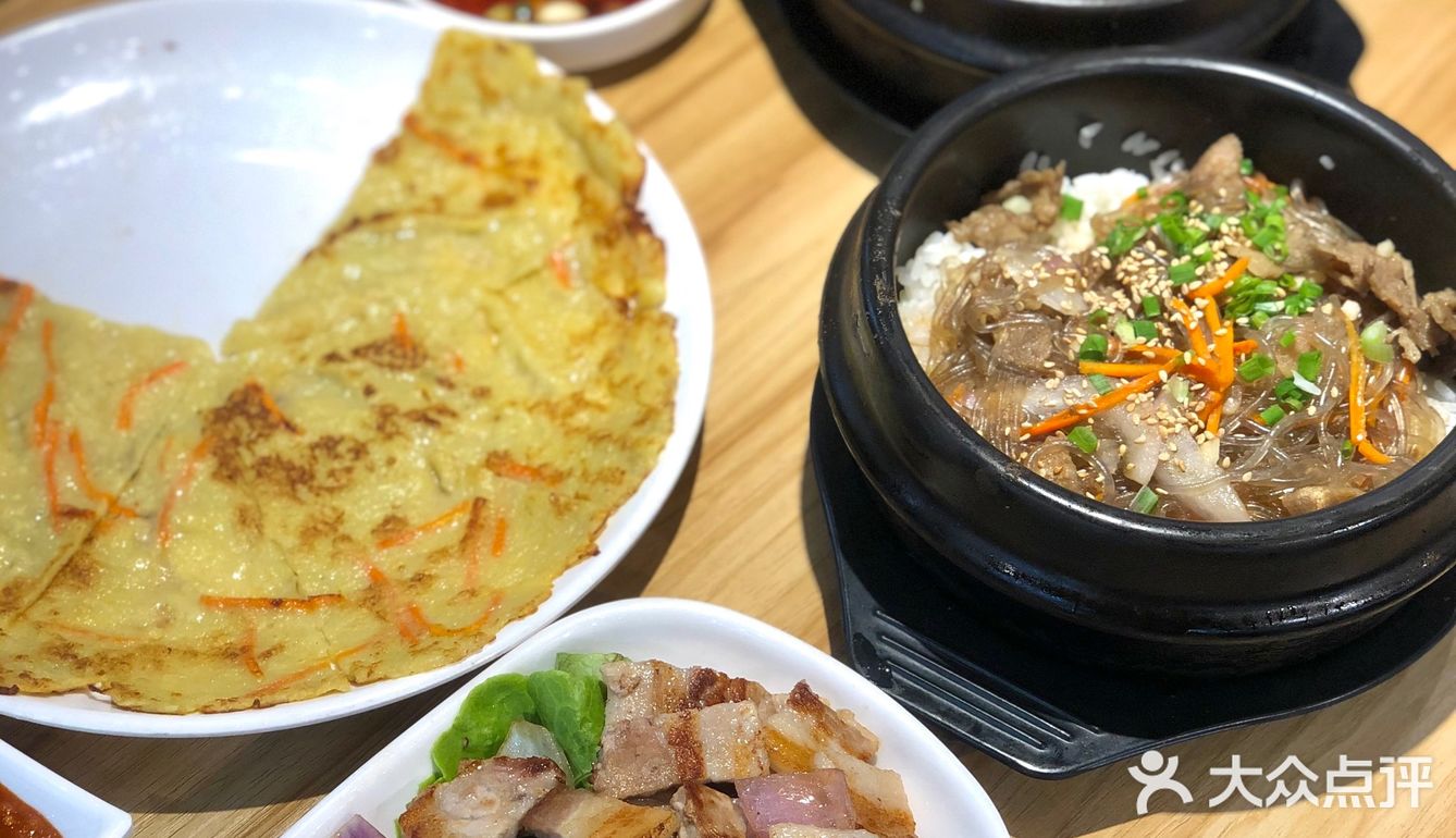 烤好的五花肉沾点酱汁，一定要配大蒜片了，完全吃不腻