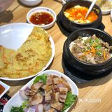 烤好的五花肉沾点酱汁，一定要配大蒜片了，完全吃不腻