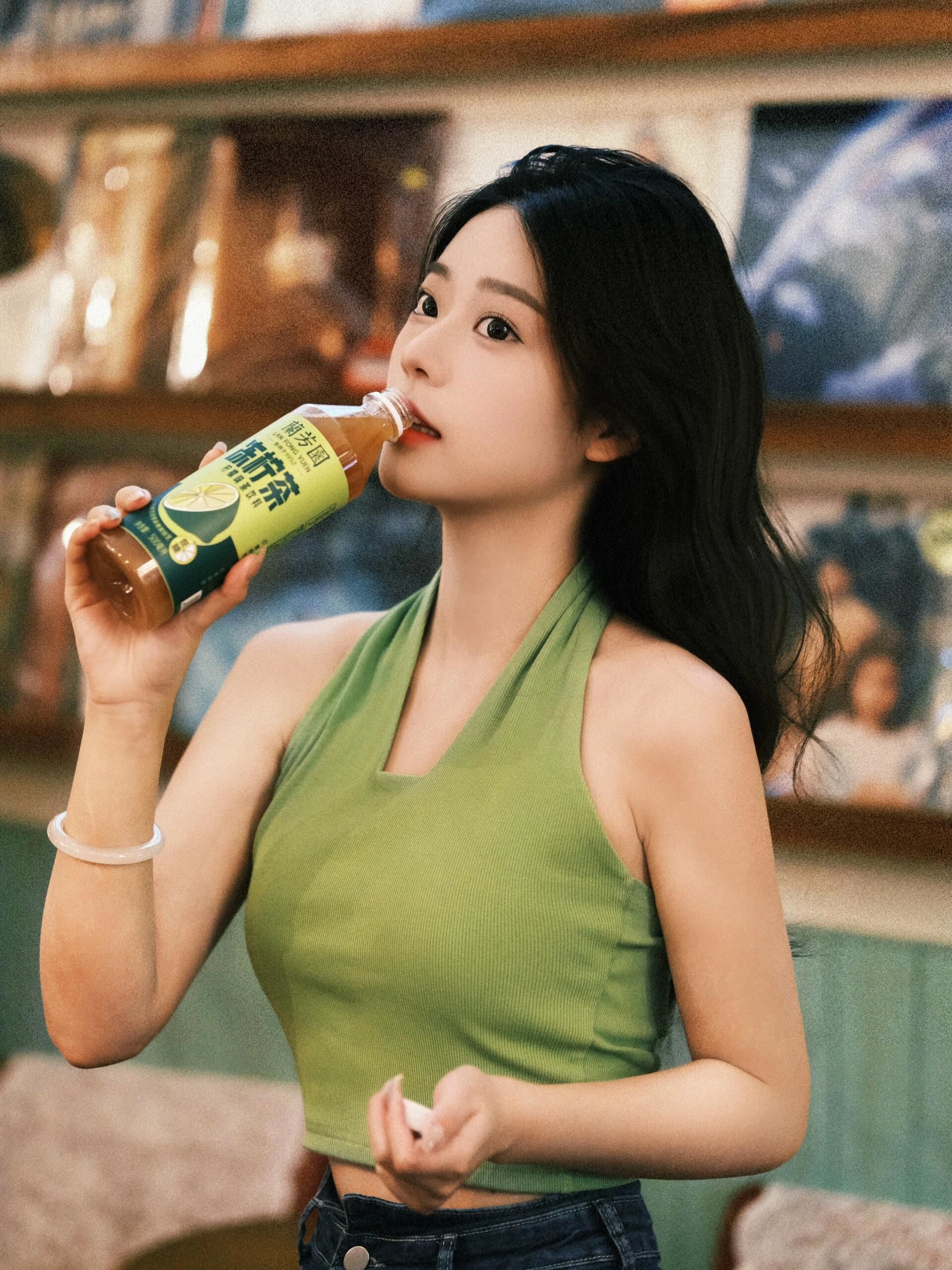 拿起饮料也要美美哒