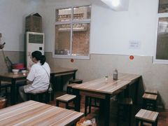 大堂-老字号杨坡红油米线腊汁肉夹馍(东四道巷店)