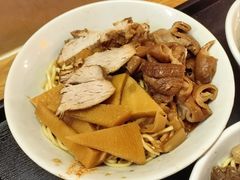 -松树干拌面店