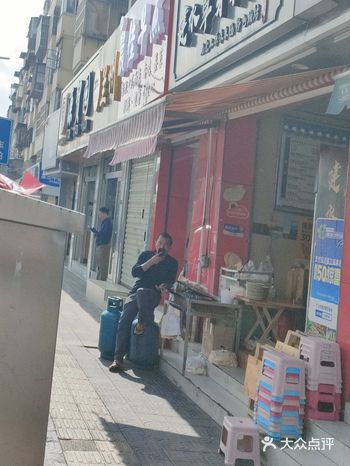 先说优点吧,肉的分量合格,韭菜草芽也给的可以