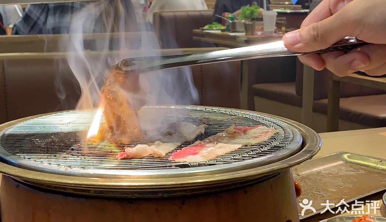 排队也要吃的烤肉[调皮]