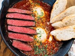 牛排北非蛋+面包片-Money Shops(愚园路店)