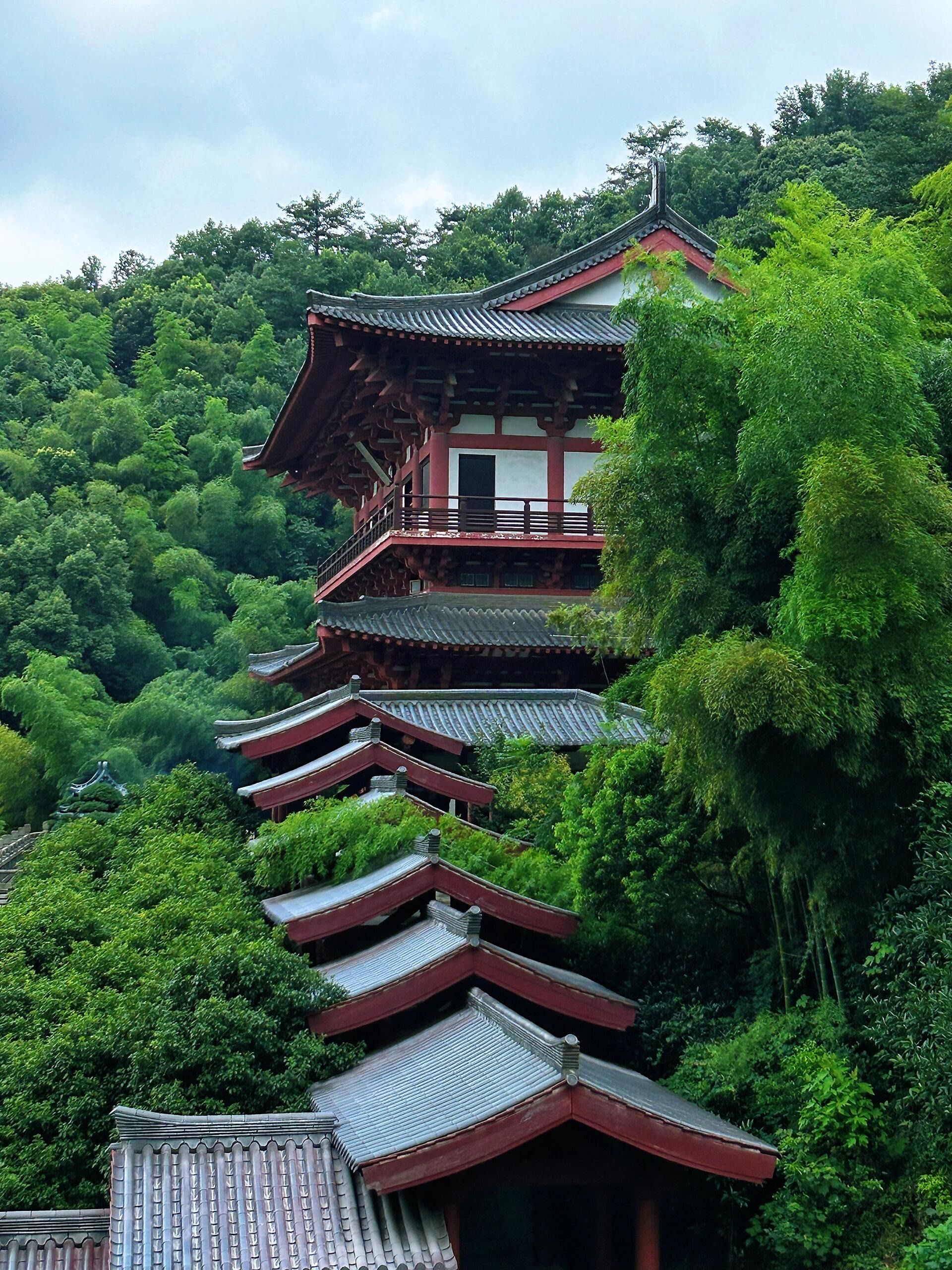 这个依山傍水的寺庙很出片‼️