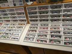 -MiRi眼镜连锁·蔡司·尼康控优点合作店(莘庄店)