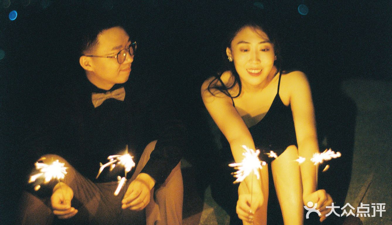 夜景胶片婚纱照|和星光烟火一起，谈一场恋爱吧🎞️🎞️