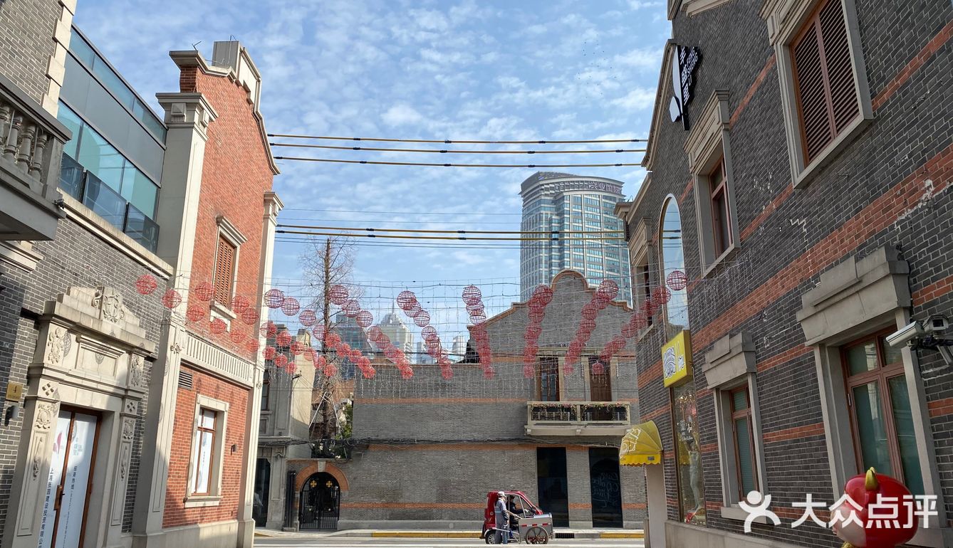 地铁12号线南京西路站出来就是