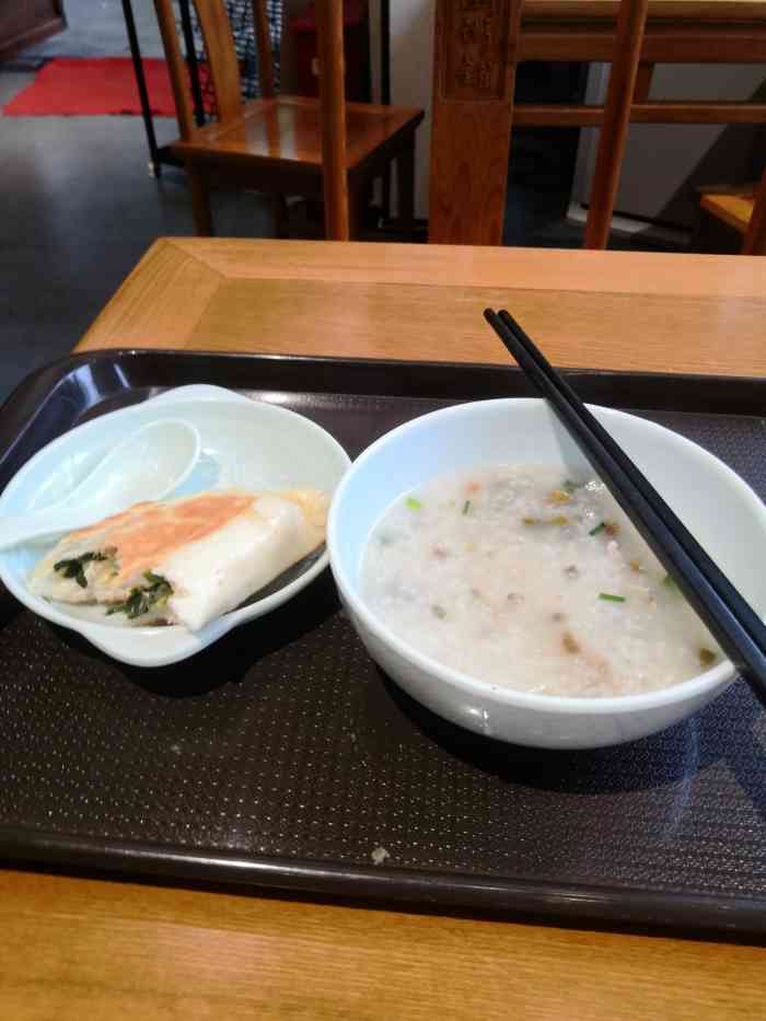 打分    /人 口味真的一般般,早上吃了一碗粥粥加一个韭菜盒子  完了