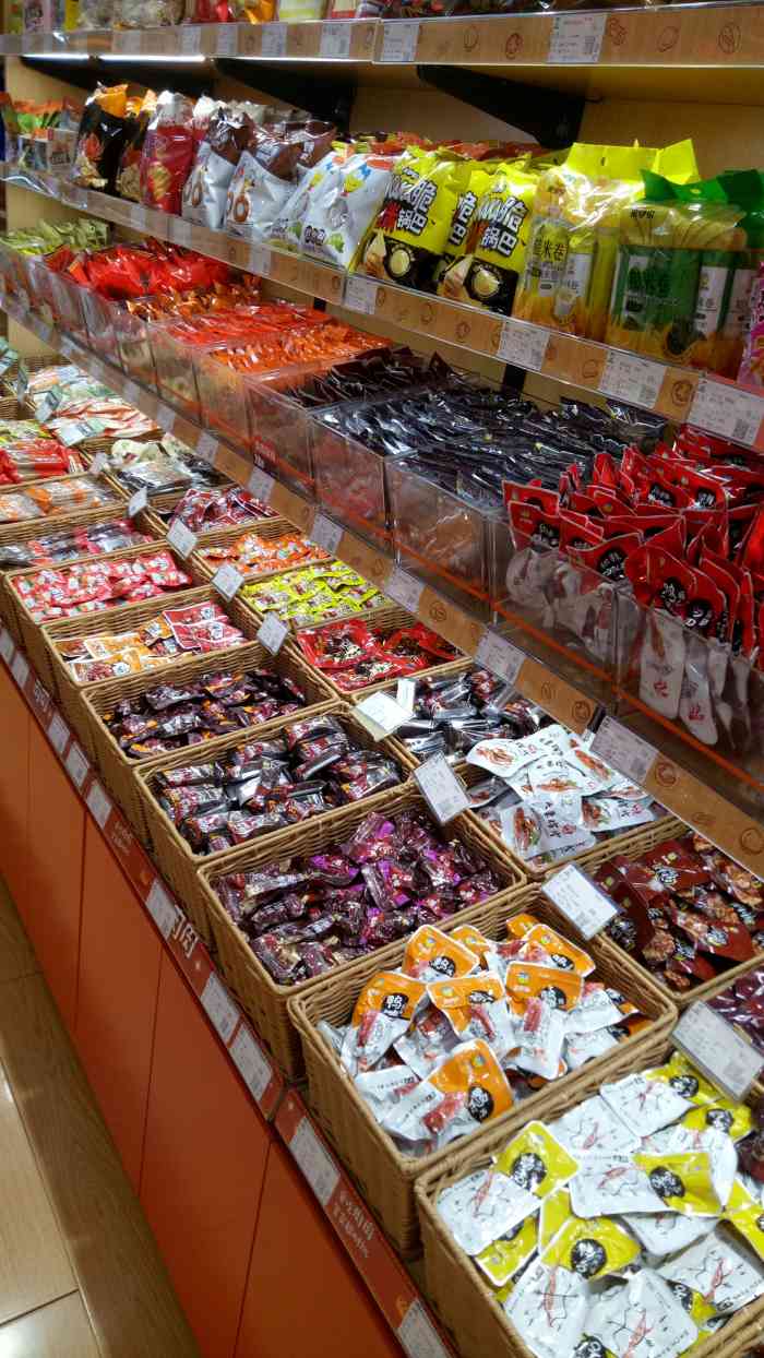 来伊份零食铺子,店堂的侧门放了一张可供休息的圆桌,很贴心.