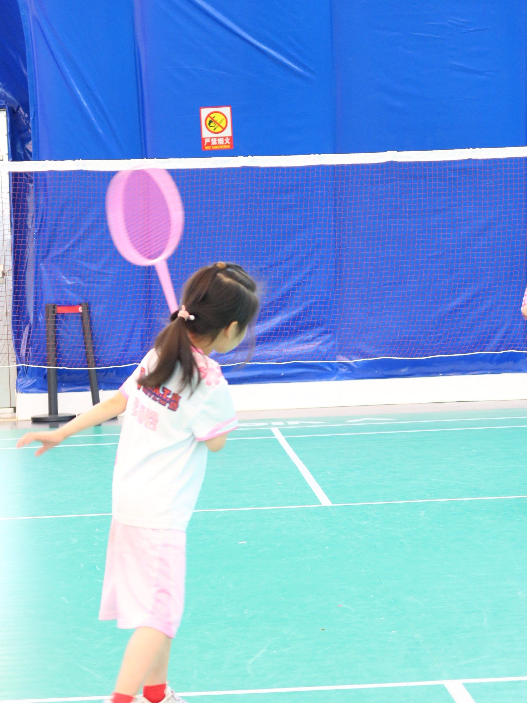 大班的小朋友也可以打羽毛球比赛!