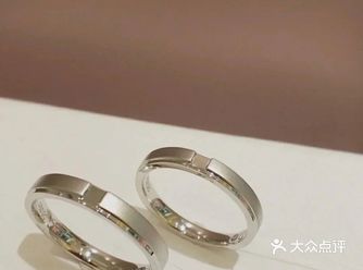 此款是纯铂纯爱系列的对戒，它有一个浪漫的名字叫遇见