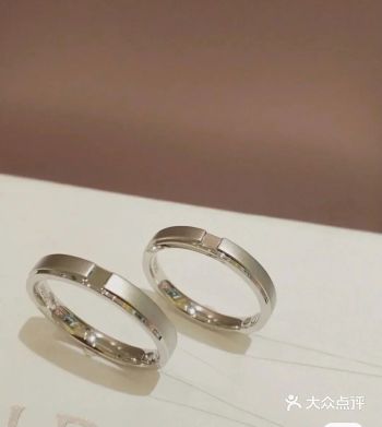 此款是纯铂纯爱系列的对戒，它有一个浪漫的名字叫遇见