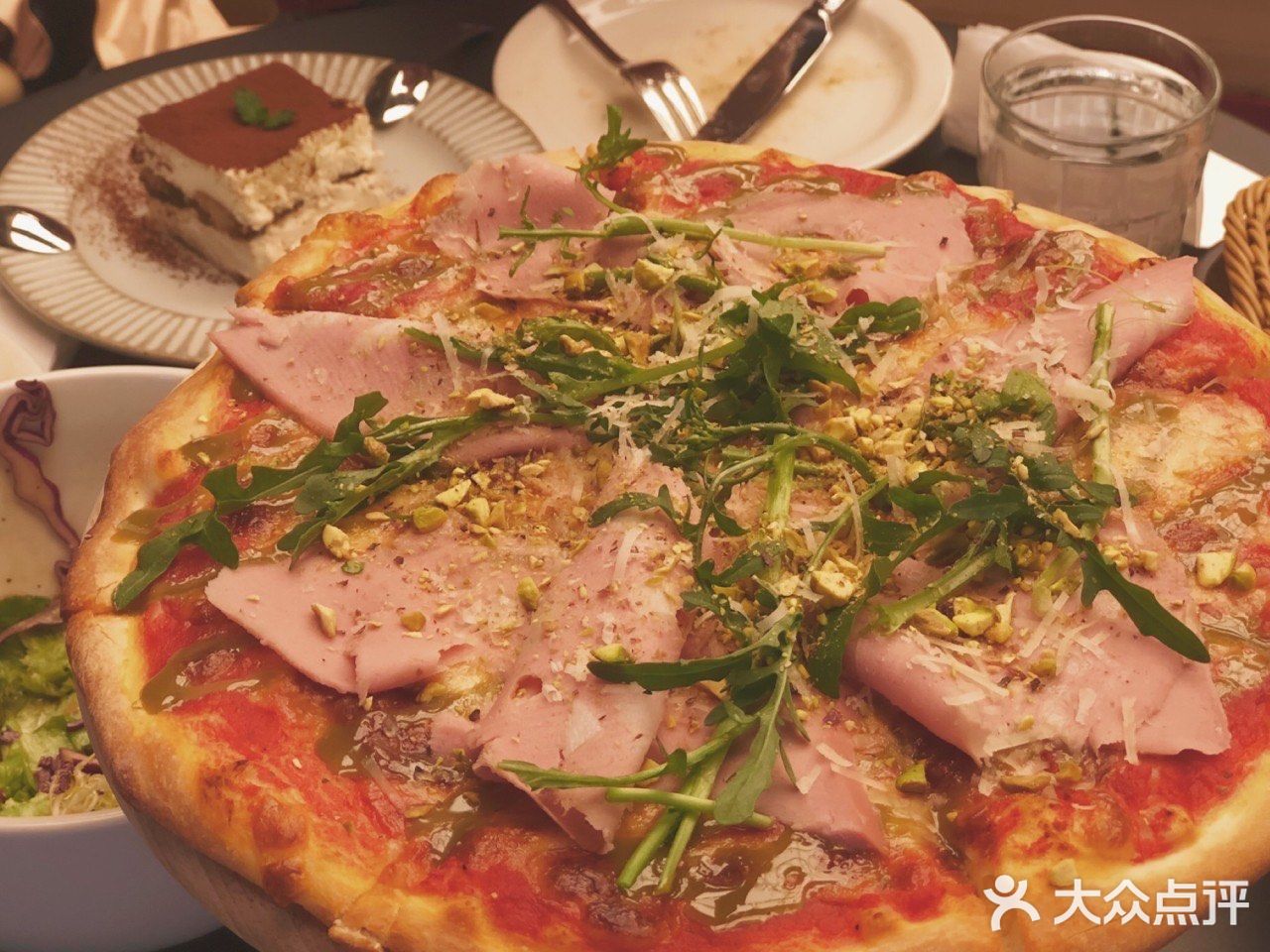 像在街边吃西餐