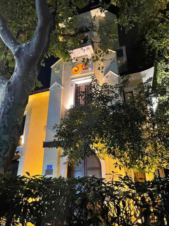 爵士黄楼-"很有jazz味道的bar,老外很帅唱的也."-大众点评移动版